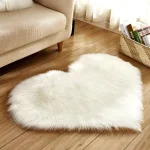 tapis coeur fausse fourrure à poil long crème