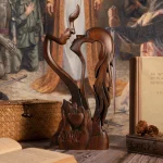 Cœur sculpté en bois foncé