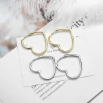 élégantes boucles d'oreilles dorées