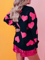 Motif coeur rose sur pull noir