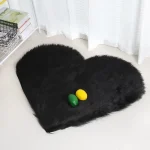 Tapis coeur fausse fourrure à poil long noir