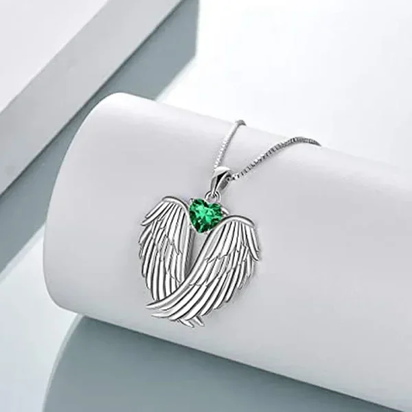 collier coeur vert avec ailes