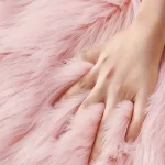 tapis en fausse fourrure coeur crème