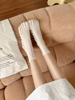 motif cœur des chaussettes beige