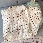 vêtement à motifs coeur rouge