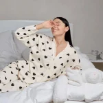 pyjama beige noir motif coeur