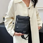 Vue de face sac coeur faux cuir