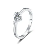bague argentée avec pierre Moissanite