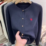élégant cardigan rouge cœur