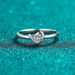 bague en forme de cœur argentée