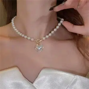 Collier coeur élégant de perles et pendentif nacré