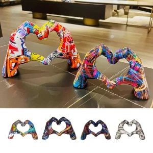 Statue coeur avec les mains colorée
