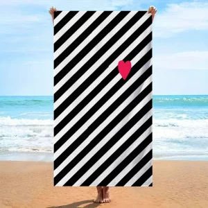 Serviette de plage coeur lignée noire et blanche