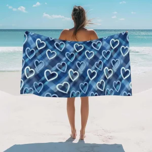 Serviette de plage coeur dégradé de bleu en microfibre
