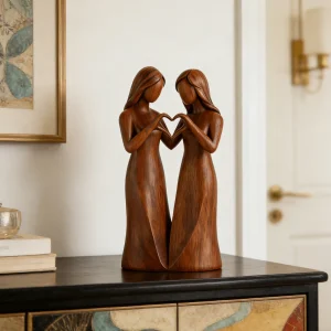 Statuette de bois femmes amies soeurs cousines coeur