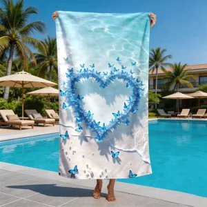 Serviette de plage coeur dans l'eau papillons