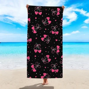 Jolie serviette de plage noire coeurs en cerises