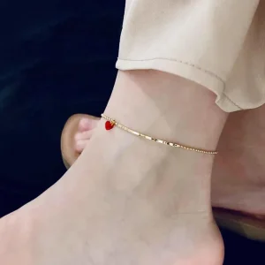 Chaîne de pied délicate or petit coeur rouge