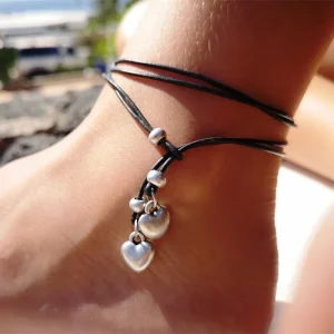 Chaîne de cheville lacet de cuir double coeur
