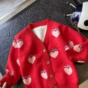 Veste jacquet à boutonnière coeur fraise fille doublée rouge et beige